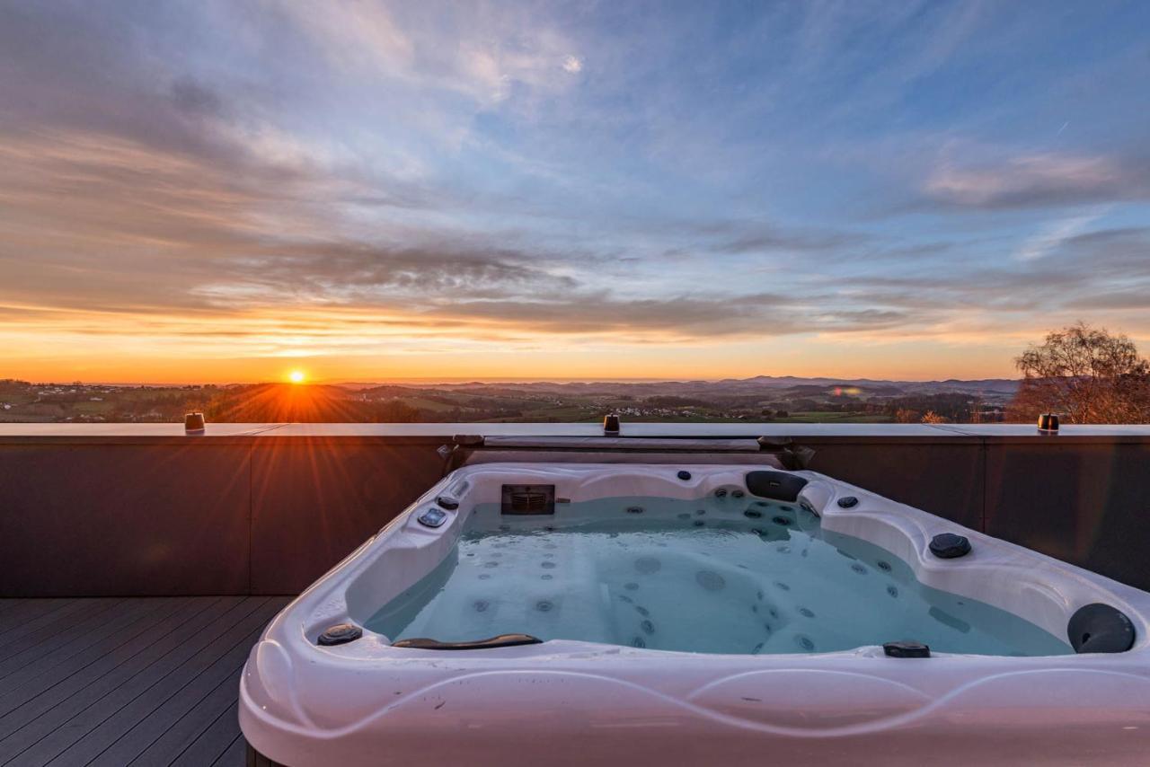Moderne Mit Whirlpool Und Heimkino *
